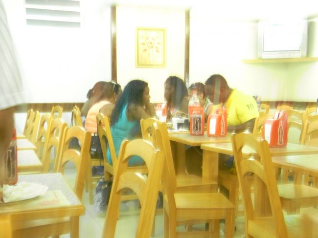 町の食堂にて。