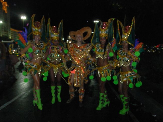 パレード当日にgetしたチケットを持って、<br />早めに会場へ乗り込む。<br />1時間前に行ったけどやっぱり混んでるな・・・。<br />でも、屋台がまだ完全にopenしていない為、<br />簡単に食べれるアカラジェ（豆、玉ねぎ等を丸めて揚げた塊りにエビ、オクラ等が入っている、ちょっと酸味があるけど美味い。サンドイッチみたいなもの）とビールを<br />手に席に向かう途中でパレードに出場する人たちをパチリっ。<br /><br />