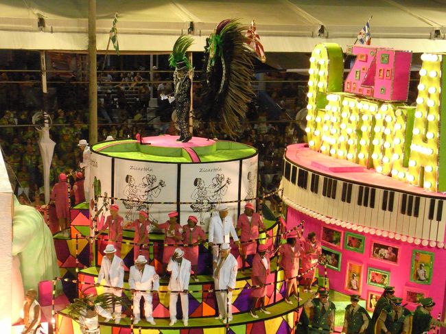 1チームが1時間位、そのあとに30分程の休憩。<br />終わるころにはクタクター＠＠<br /><br />結局、朝6時頃かな、終わったの<br />その後、タクシーでhostelへ・・・。<br />カーニバルは煌びやかで、驚く仕掛けも沢山あり、迫力もあり、美女美男多くて、<br />本当、満喫！<br />世界最大級のカーニバルは違うスケールが違いすぎますね。<br /><br /><br />