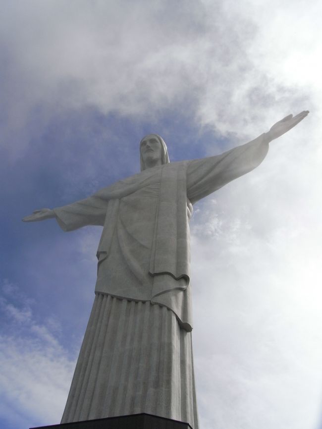 コルコバードの丘のキリスト像。<br />観光客はキリスト像の全体を撮ろうと寝そべったりしながら写真撮影。