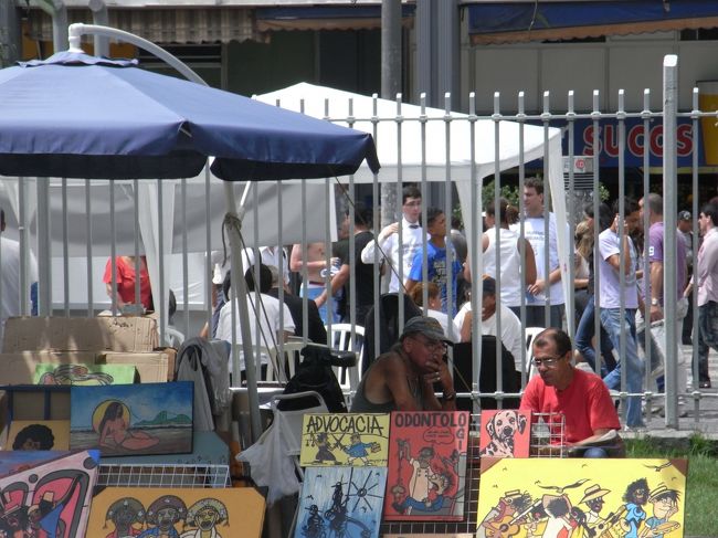 どこだったかな・・・。<br />忘れてしまいましたが、どっかの駅前で行われているサタデーマーケット。