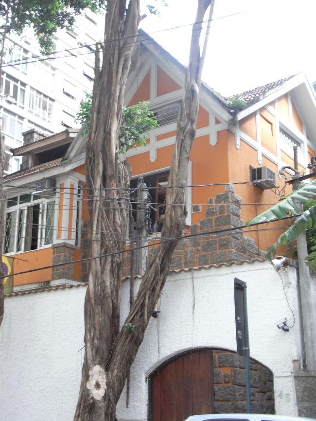 まず、taxiでHotel探し。<br />lonlyplanetで目星を付けていた『stone ob a beach hostel』に向かったが、雰囲気、隣とのベットの距離、匂いが私の好みでは全くないため、次に向かったのが写真の『bamboo rio』ここはベット数が部屋によって違い、ベット数が少なくなる程、当たり前だが高くなる。<br />私が選んだ部屋は58R、ちょい高めだがベット数が6。<br />大きな窓もあり、風通しも良い！<br />部屋には鍵も付いているし、朝食付だし、何より清潔。