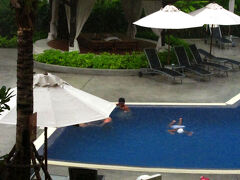 私が昼前に目覚めると凄い音がするのでテラスに出てみたところ、強烈なスコールが！
プールでは全く気にすることなく、喜声をあげてはしゃぐ子供たちの姿があった。
