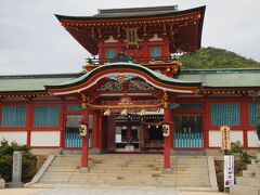 防府天満宮は、菅原道真公が亡くなった翌年の904年に創建されたことから、「日本で最初に創建された天神様」といわれているそうです。

こちらは朱色が一際美しい重曹楼門です。