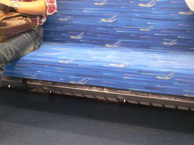 でも成田空港行きの特急のシートは飛行機柄で少々萌えｗ