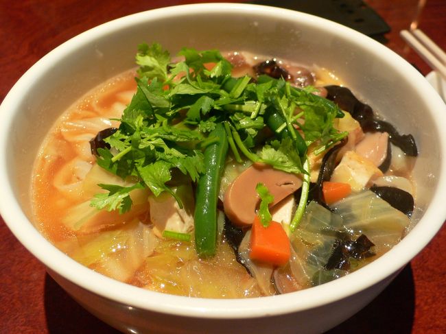 同じように早めに成田についた友人あんさんと朝ご飯代わりに刀削麺。ここの刀削麺うまいです。http://www.narita-airport.jp/jp/shops/rest_shop/rest/floor_list/detail/t1cb04_t0000q.html<br /><br />しかも初めて気がついたのですが、このお店からは出発ロビー＆滑走路も見えます!