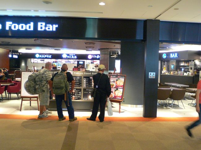 もう1人の旅のパートナーいささんとも落ち合って、制限エリア内へ。その前に私はセブン銀行を探して右往左往。<br />ローソンにもATMはなく･･･中央1階の到着フロアにセブン銀行も、CITIBANKもあるので事前にこちらをチェックするのをおすすめ。http://www.narita-airport.jp/jp/guide/service/list/svc_12.html<br /><br />出国はがらがら。あっというまに制限エリア内へ。<br />1タミにはこんなフードコートができておりました。<br />http://www.narita-airport.jp/jp/shops/rest_shop/rest/floor_list/detail/t1sw03_t0009q.html