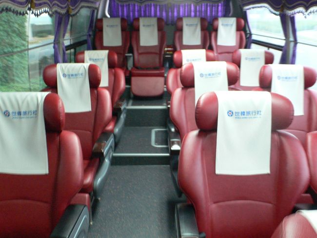 なぜか集合場所が出たゲートからいちばん遠いところ。歩いても歩いても着かない!!仁川は広い、を実感。<br />ツアーメンバーが集まったところでお迎えバスに乗りました。<br />乗ったバスが新車だそうで、超豪華バス。ファーストクラス仕様でした！