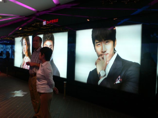 スターもお待ちです。<br />店の中はすごい大混雑でした。韓国コスメの品揃え的には新羅免税店の方が充実？<br />でもthe saemはここだけでした。<br />