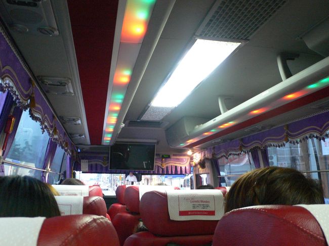 1時間ほどの免税店滞在の後、それぞれのホテルに送ってくれます。私たちは麻浦なので一番最後。バスがいきなりムーディーな？照明に。