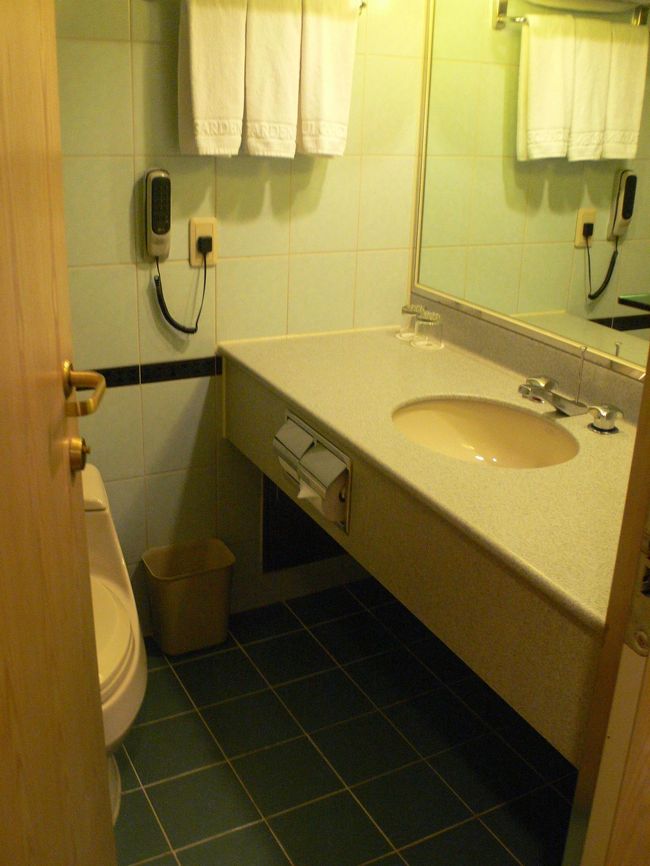 ホテルの部屋もきれい。<br />バスルーム。広いです。