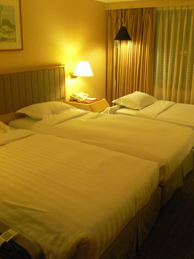 ベッド。寝るだけには十分すぎなお宿でした！<br />場所も便利だし、リムジンバスも目の前から出ているので個人旅行でもいいのでは？？<br />コンシェルジュの男性も親切で、次の日のランチの予約もしてもらえました（日本語OKでした）。よかった･･･