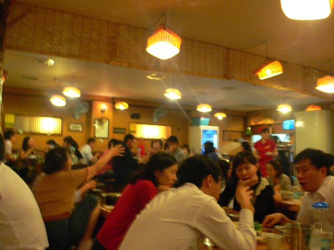 もう9時近かったので、明日フルパワーで活動するため、近場で夕飯にすることに。<br />行きたいところリストに入っていた韓国居酒屋マポナルhttp://www.konest.com/data/gourmet_mise_detail.html?no=1703はホテルから5分もかからないところにありました。<br />金曜の夜だけあって混んでたけど待たずに席へ。