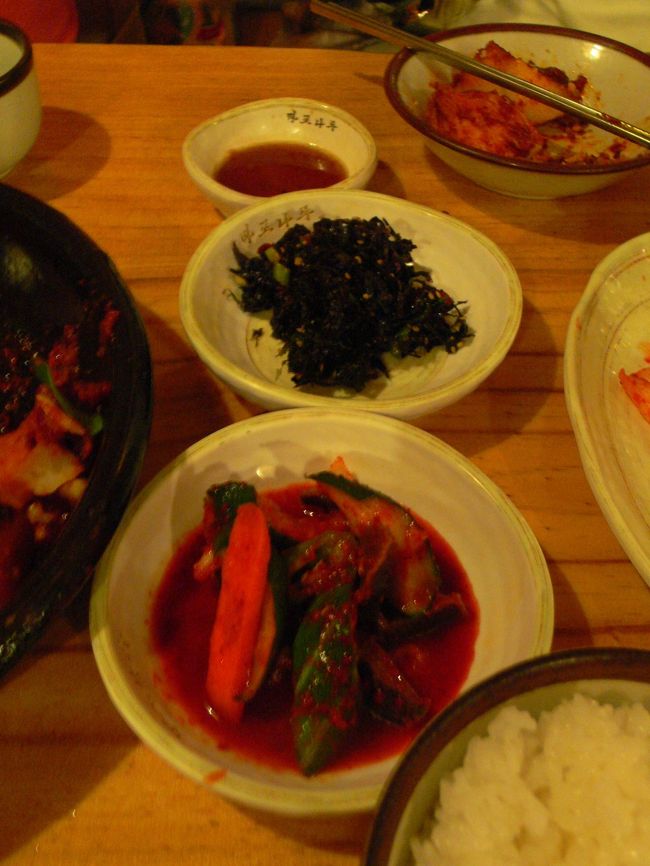 おかずその他。これで1人2000円いかないってすばらしい･･･<br />ほんとソウル万歳ーと良い気分で第1日目終了です。<br /><br />*リアルタイムの旅日記？と音旅その他もろもろは<br />こちらhttp://okanekotravel.wordpress.com/にもUPしております。よろしければぜひ！