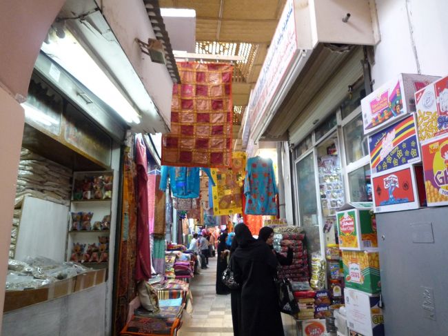 このスークは結構地元の人たちもショッピングにきていました。特にアバヤを身にまとった女性が多かったです。<br /><br />しかも、ゴールドスークあたりは女性たちがわんさか・・・<br />どのくらいの値段なのかと入ってみましたが、結構高くて、ちょっと記念に！という感じでもなかったです。<br /><br />みんなお茶を飲みながら、品定めと交渉みたいです