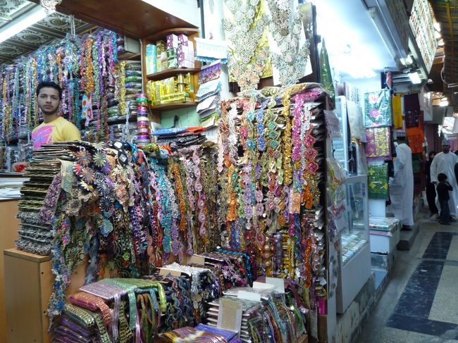 このお店は洋裁店みたいな感じでした。レースがすごい沢山あり、何時間でも迷って買いたくなりました。<br />女性のスカーフの縁取りなどに使うようで、アバヤは地味なのですが、ちょっとしたおしゃれでこういったレースを使うみたいです。<br /><br />結局、どの服にどのレースを付けるか？なんて迷っているうちにわからなくなって。。購入は断念しました。