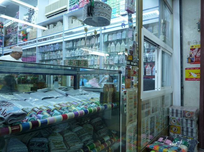 これは男性用の帽子屋さんです。観光客用というよりは、「リアル帽子屋」みたいで、地元の人が普通に買いに来るお店みたいです。<br /><br />ちょっと興味あったのですが、お店の人が観光客には興味がないようで、あんまり相手にしてもらえませんでした。