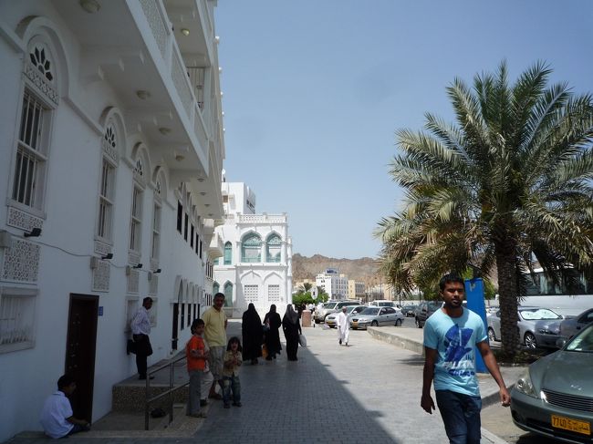 こんな中東らしい町並み、暑いのでやはり壁は白ですね・・・<br /><br />みんな暑くて日陰よりです。