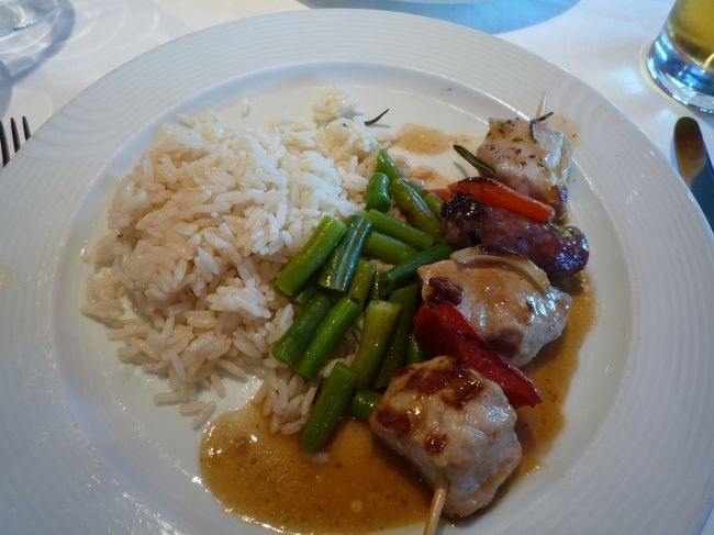 船に戻ってランチです。乗船してから今までランチといえば、バイキングレストランに行っていたのですが、夕食レストランでランチも提供していて、しかもメニューから選んで、ちゃんとサービスしてくれるレストランだとこの日初めてわかって・・・<br /><br />行ってみました。前菜、パスタ、メイン、デザートなど夕食のように豊富で、しかもバイキングと違ってむやみに食べ過ぎないところがいいかも？？<br /><br />いい加減、クルーズ最後のほうになると確実に2kgは太ったと思われる。