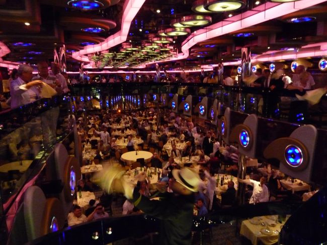 さて、ランチ後はまたまたプールサイドでゆっくり・・・って・・ゆっくりできずいろいろなゲームに借り出されました。<br />さすがに2組しか乗船していない日本人は珍しいらしく、また目立つ！<br /><br />私たちがクルーズ中参加したゲームは、借り物競争（ちなみに私が優勝！）椅子取りゲームなど、たくさんで今では思い出せない・・・<br />ダンスはエアロビクス、チャチャ？毎日2つくらいのレッスンはでてました。<br /><br />写真は夕食の様子。この日もウェイターさんのパソーマンスありで、みんなでこの後踊りました！！