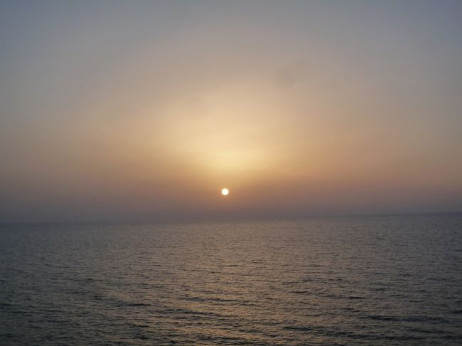 さて、マスカットは2泊停泊なので、今日は一日船で遊んでました。<br />夕日が沈むのもゆっくり見ることができました。<br /><br />私たちは今夜マスカットを出航したら、明日のドバイで下船です。<br />船はドバイに2泊するので、ドバイにもう一晩泊まる人が多いですね。<br /><br />ちなみに今回の工程<br />3/26土曜日<br />3/27ドバイ  →チェックイン/乗船<br />3/28ドバイ<br />3/29アブダビ<br />3/30フジャイラ<br />3/31マスカット<br />4/1マスカット<br />4/2土曜日ドバイ　　　→チェックアウト/下船<br />4/3ドバイ<br /><br />前後ドバイ2泊ずつなので、一日目のドバイでチェックインしてもいいし、2泊目でもいい、最後までドバイにいてもいいし、前日に下船してもいい、という比較的自由なクルーズでした。<br />私たちは土曜日に出発して、日本に日曜日に戻ってきたかったので、上記の工程にしました。