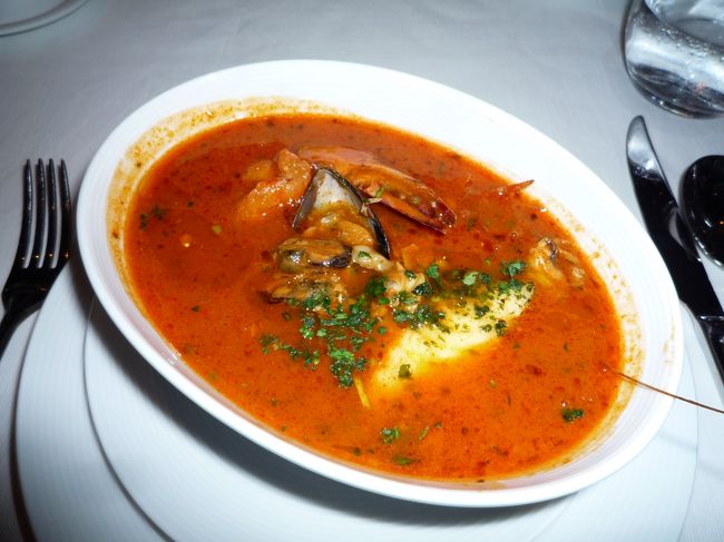 そしてとうとう最後の夜です。この日は私の誕生日でもあったので、奮発してスペシャルレストラン（コスタデリチョーザでは１軒のみ）に行きました。<br />基本的にクルーズは食事は全部インクルードなのですが、特別のレストランがあって、そこは$20/1人かかります。<br />でも、高級感があってとってもナイスでしたよ。