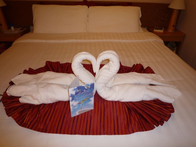 部屋に戻るとベッドメーキングがこんなになっていました。<br />このクリエイティビティ！！！すごい。<br /><br />