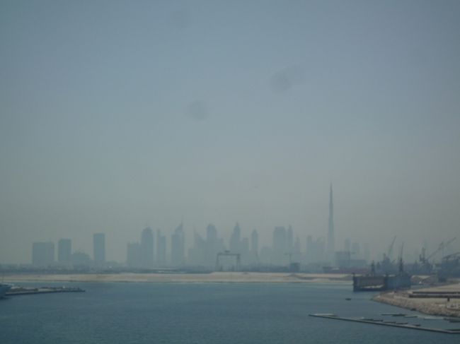 最後の晩はしゃいで荷造りして・・・そのままぐっすり！！！<br /><br />目覚めるとドバイでした。<br /><br />いよいよ帰国ぅ〜