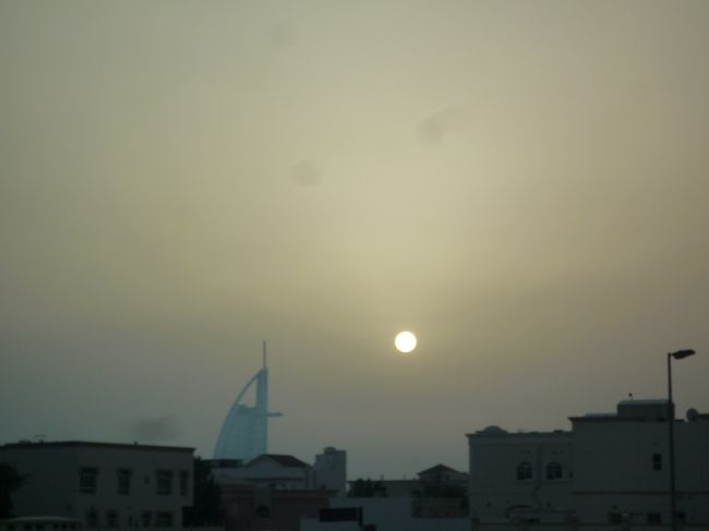 ドバイモールでぶらぶらして、ようやくバスに乗り、右手にドバイに沈む夕日を眺めながら・・アブダビへ。
