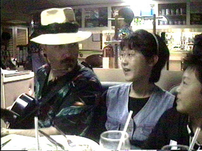 グアムのナイトクルーズに行きました。<br />ディナーショーで歌手が我が家のテーブルに来て、一曲歌ってくれました。<br />曲名は「ABCの歌」？でした。<br />子供たちが一緒に歌ったので記念にパチリ！<br /><br />さすが、値段、高かっただけの事はある！＾＾