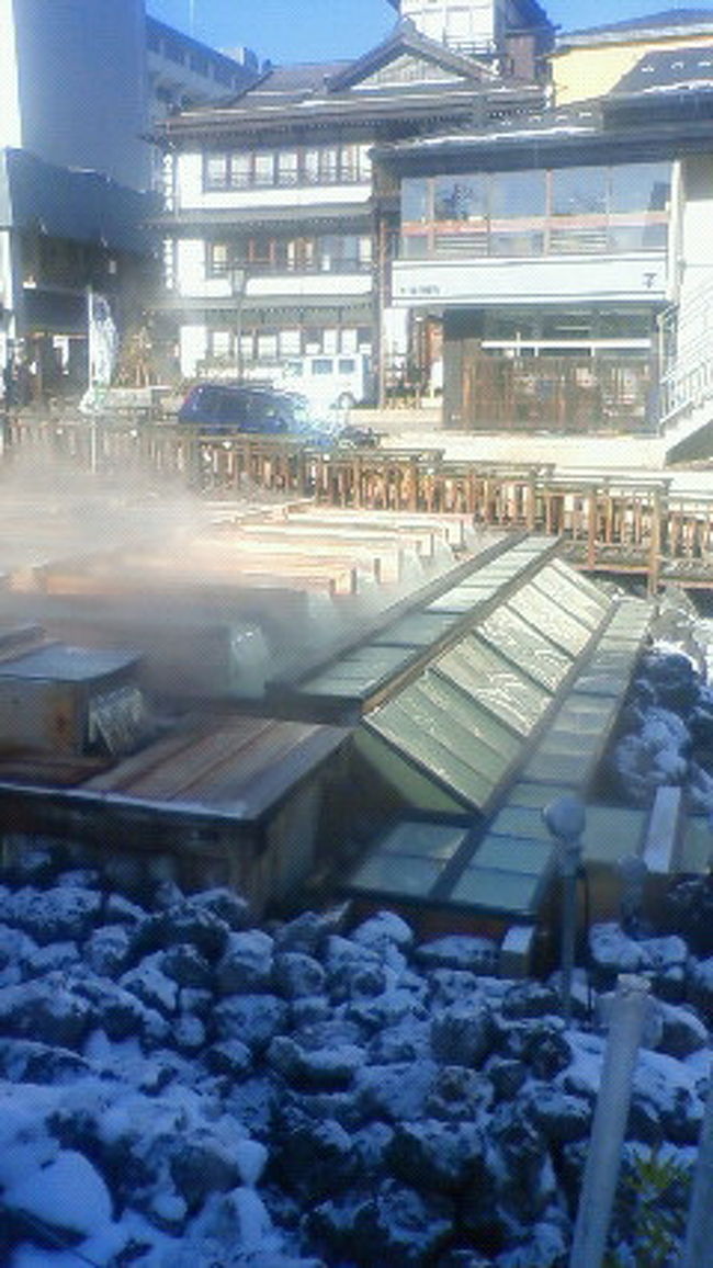 <br />着きました、草津―――!!<br />これが噂の「湯畑」ですね。<br /><br />よくテレビや雑誌で見てましたよ。<br /><br />３月の初旬は、まだ雪もちらほら降り、<br />この日の気温は-２℃…。<br /><br />まさかの寒さにびっくり。<br />でも、すごい!!<br /><br />仕事とはいえ、来てよかった〜