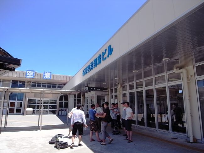 石垣空港に到着。<br />快晴！！<br /><br />マイレージ使ってどっか行くとなると、やっぱ沖縄になっちゃいますねー。<br />だって海が私を呼んでるんだもん！