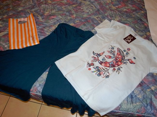 石垣で買ってきた部屋着に着替えて<br /><br />（クジラのＴシャツかわゆいでしょー！<br />沖縄っぽい紅型な感じに一目惚れ。<br />『箱亀』っていうかわいいＴシャツいっぱい売ってるお店で\3900で購入。<br />らくちんガウチョパンツは履き心地サラッと涼しくてこの夏大活躍しそうだわ。）