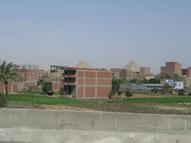 車はクラクションを鳴らし続け走る事1h。早くもギザのピラミッドが見えてきました。