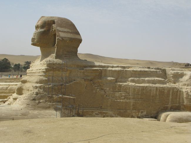 スフィンクスも近くにはいけません。<br />離れてみるだけ〜<br /><br />本当はクフ王のピラミッドに入りたかったのですが、人数制限があるだの時間が無いだのといわれスルー。（＞＜）<br /><br />そのくせ、この後香水ショップに連れて行かれ30分ほど一方的に香水の説明を聞かされる。もちろんNo thank youと言ってスルー