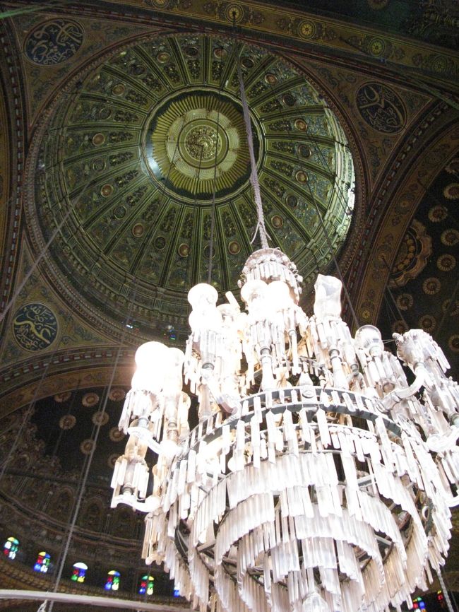 大きなシャンデリアがあり、歴史あるもののとても美しいと感じる建築でした。<br /><br />