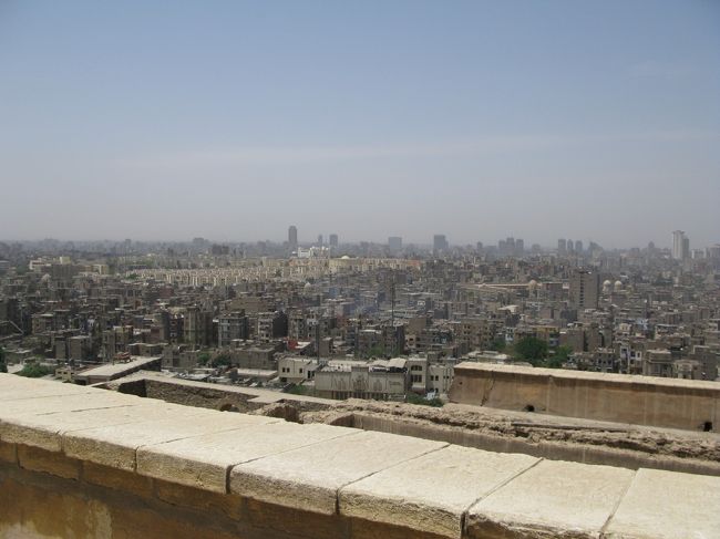 モスクからエジプト市内を眺める。<br />（真ん中奥にうっすらとギザのピラミッドが見えます。）<br /><br />視界が悪いのは砂嵐によるもの。