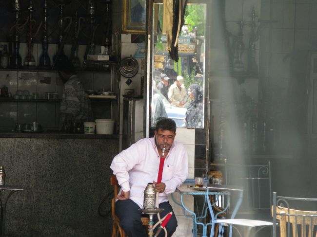 市内は大渋滞のため、ハンハリーリ市場へ行く前に腹ごしらえ。<br />何を食べたいかと聞かれ迷わず『Egyptian local foods!』<br />とりあえず昼食代としてLE20渡してテイクアウトのコシャリを買ってもらい、<br />写真の『カフェ？』で昼食。<br />ちなみに、LE20とは3人分のコシャリとお茶代金ということだったようです。<br />まぁいいか。<br /><br />最後には水たばこを体験。結構吸うからが必要。きつめだけど、水を通すのでマイルドな感じでした。