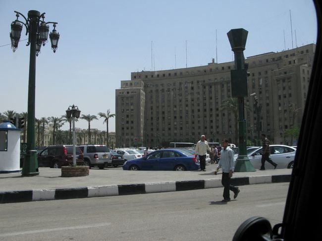 ハンハリーリ市場へ行こうとしたら大渋滞なうえ、乗っていた車が接触事故を起こし（といってもカイロ市内そこらじゅうで接触事故が起きており、警察も呼びません。）運転手のご機嫌斜めだったので、ガイドの提案により市場は車で通過。<br />土産も買う予定は無かったので、よしとする。<br /><br />写真はタハリール広場。市場からカイロ博物館へ向かう途中に通過。<br />デモ（カイロ市民は『革命』だという。）の際にはここに100万人（多少誇張してると思いますが、、、）が集まったとのこと。<br /><br />この時は軍隊が警備・交通整理にあたっていました。<br />