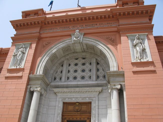 カイロ博物館。<br />カメラ持込が一切不可のため、写真はこれだけ。<br />革命後は軍隊管理の下平静状態にあり、学生と思われる方々が熱心に展示物のスケッチをとっていました。<br /><br />ツタンカーメンの仮面や本物のミイラを目の前で見ることができ感動しました。<br />※ツタンカーメンの部屋で偶然にも日本人女性とお会いしました。エジプト初日本人！（しかも同じ大阪府民↑↑）。しかも一週間滞在するとのこと。（すげぇ、、、）正直僕にはムリです。あの衛生環境ではお腹が持たないっす