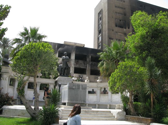 カイロ博物館の隣のビル。革命時に放火され、一週間ほど燃え続けたとのこと。