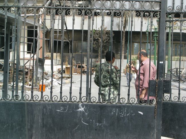 またある場所では丸焦げのビルと車。<br /><br />街中いたるところでこのような光景が目に付きました。<br /><br />〜エジプト総括〜<br />市民は革命を達成した事でノリノリでしたが、一方で街は無政府状態。<br />空港もライフルを持った軍人が数十メートル間隔で警備するなどまだまだ<br />緊張が続いているようです。<br />一方で、エジプトは外国人観光客が経済に与える大きさを実感しているようで、<br />観光地は治安の悪さを感じることなく歩く事ができました。<br />今後、この国が安定し次回来るときにはよりよい都市になっている事を祈っています。