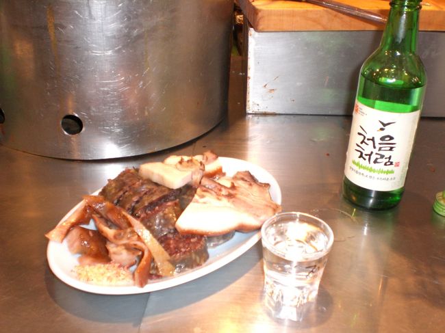 その次は、スンデ(腸づめ)とチョッパル(豚のあし)を注文。写真はないのですが、ユッケもここの名物です。また、ソジュ(焼酎)があいます。屋台料理が大好きです。(チョアヨ)