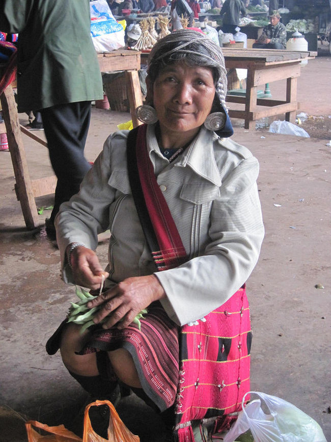 大きな耳飾をしたワ族もいる。