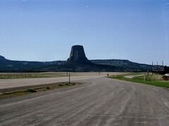 遠くに見えるのはDevils Tower。