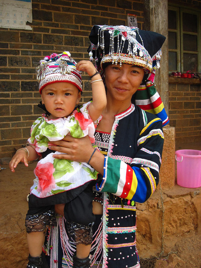 子供にも民族帽をかぶせる。