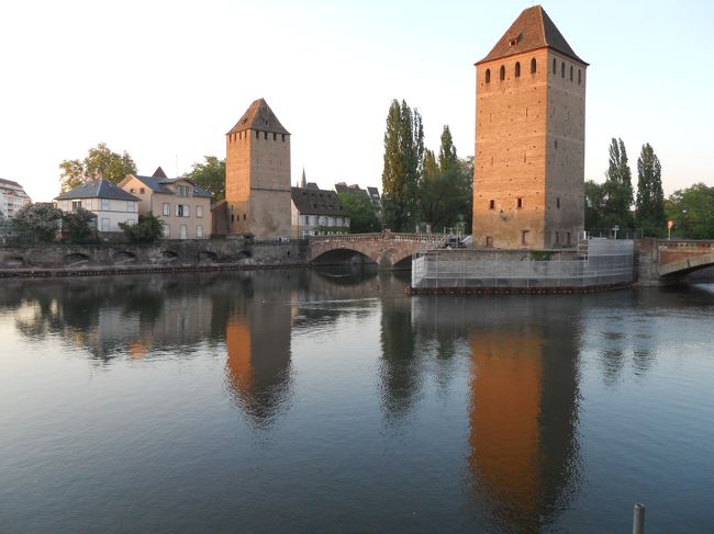 ２０１１年４月２５日(月)<br />・ドイツに隣接するヨーロッパの十字路ストラスブール<br />http://4travel.jp/traveler/piachan/album/10571333/<br /><br />・ユースホステル ストラスブール・ルネ・カッサン<br />http://4travel.jp/overseas/area/europe/france/strasbourg/tips/10179692/<br /><br />「ユースホステル」：<br />今年も、昨年に続いて、鉄道パスとユースホステルを利用しました。１２泊はすべて違うユースホステルに泊まりました。個室が２箇所あり、昨年と同様に、宿泊の半数が個室または相部屋に１人で泊まれ、相部屋が満員なのは１２箇所中１箇所だけでした。朝食はすべて付いており(１箇所別料金)、夕食も10ユーロ程度で、付いている所がありました。 