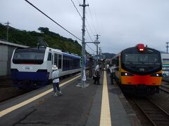 ＜深浦駅・構内＞
深浦駅でもリゾートしらかみ同士の列車交換が行われた。
我々が乗っているのは、オレンジ色のくまげら編成。