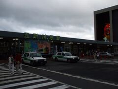 ＜五所川原駅・駅舎＞
気づいたら眠ってしまい、目覚めると五所川原に着いていた。17時41分。
立佞武多観戦に向けて腹ごしらえをすべく、エルムの街へ行くことにした。
エルムの街から立佞武多会場を結ぶシャトルバスを逆走で利用。
ラーメンを食って、シャトルバスで会場に戻る。