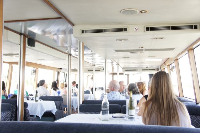 いよいよスワンリバーワインクルーズへ。動物園からの船の時間が1時間に2本しかなくて出発ギリギリに到着。間に合ってよかった。<br />　<br />席はコの字型になったソファ席で予想より広々。<br />子供連れにはありがたい配置でした。